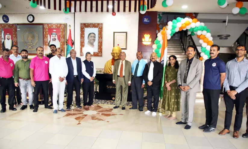 ഗാന്ധിപ്രതിമയില് പുഷ്പാര്ച്ചന നടത്തി ഗാന്ധിപ്രതിമയില് പുഷ്പാര്ച്ചന നടത്തി