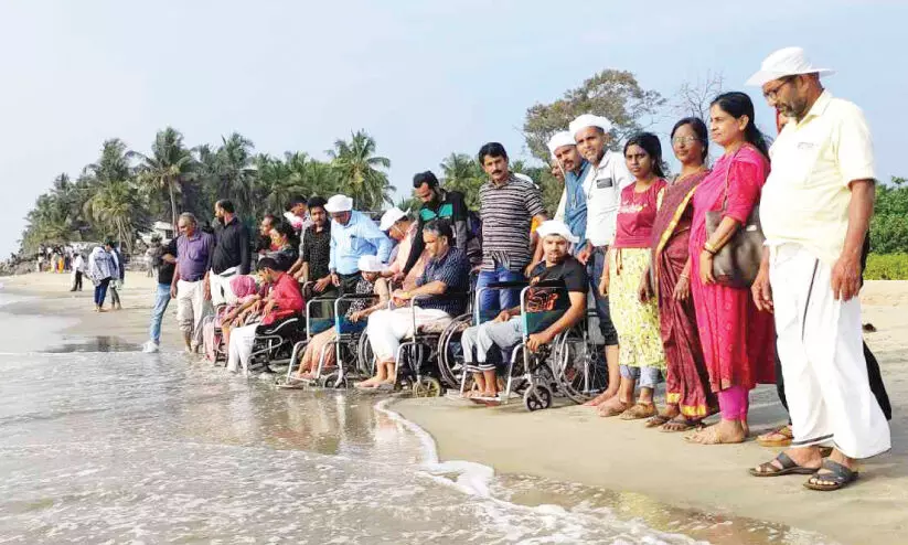സ്നേഹസഞ്ചാരത്തിലൂടെ അവർ നഗരം കണ്ടു, കടലിനെ തൊട്ടു സ്നേഹസഞ്ചാരത്തിലൂടെ അവർ നഗരം കണ്ടു, കടലിനെ തൊട്ടു