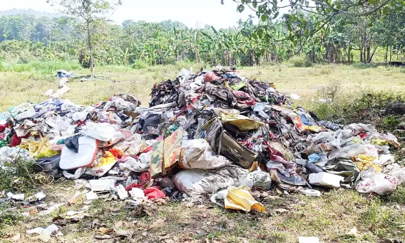 മുടക്കുഴയില്‍ മാലിന്യം തള്ളൽ പതിവാകുന്നു