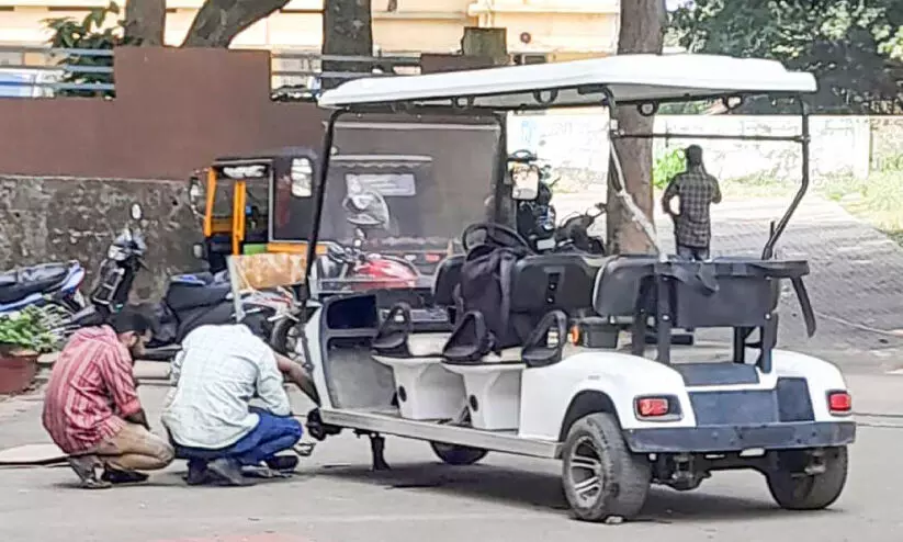 കോട്ടയം മെ​ഡി​ക്ക​ൽ കോ​ള​ജിലെ ബഗ്ഗികാറുകളുടെ തകരാർ പരിഹരിക്കാനായില്ല