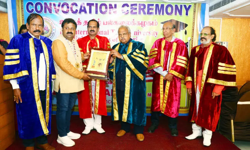 സി​ദ്ദീ​ഖ് ഹ​സ​ന് അ​വാ​ർ​ഡ് സ​മ്മാ​നി​ച്ചു