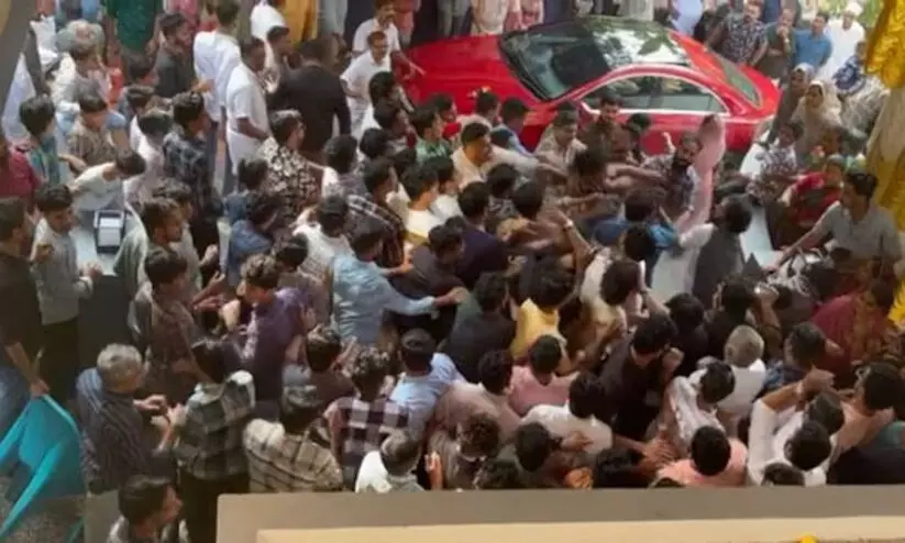 വരന്റെ സുഹൃത്തുക്കൾ വധുവിന്‍റെ വീട്ടിൽ പടക്കം പൊട്ടിച്ചു; വിവാഹവീട്ടിൽ ‘തല്ലുമാല’ -VIDEO