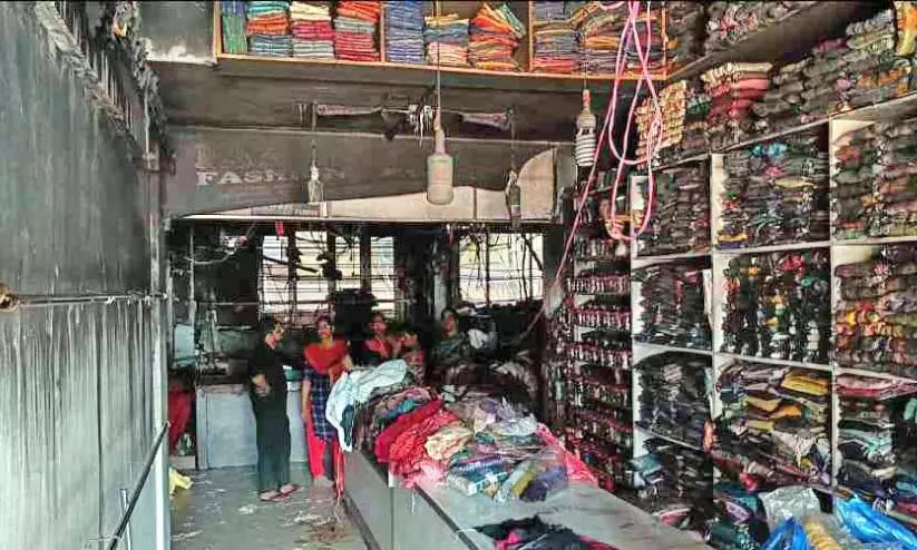 തലശ്ശേരിയിൽ തുണിക്കട കത്തിനശിച്ചു തലശ്ശേരിയിൽ തുണിക്കട കത്തിനശിച്ചു