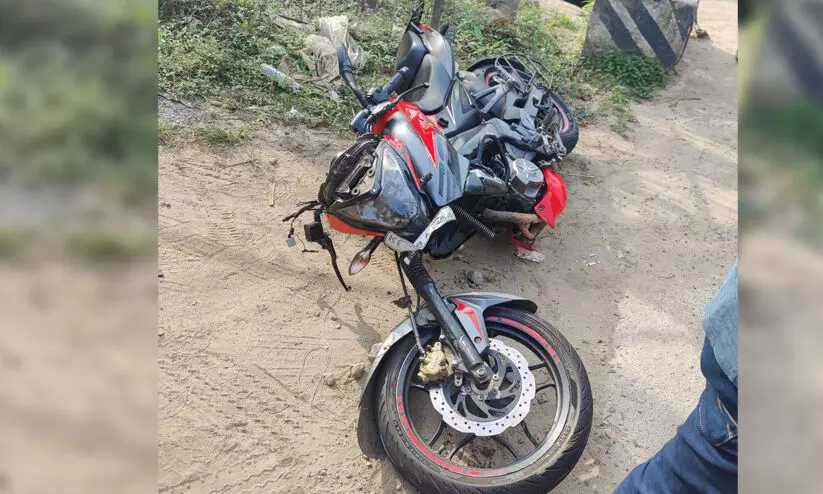 ബൈക്കും മിനി ലോറിയും കൂട്ടിയിടിച്ച് യുവാവ് മരിച്ചു ബൈക്കും മിനി ലോറിയും കൂട്ടിയിടിച്ച് യുവാവ് മരിച്ചു