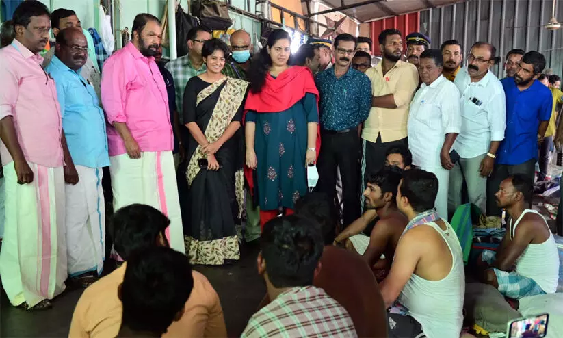 ലേബർ ക്യാമ്പുകളിൽ പരിശോധന നടത്താൻ ലേബർ കമീഷണർക്ക് മന്ത്രിയുടെ നിർദേശം ലേബർ ക്യാമ്പുകളിൽ പരിശോധന നടത്താൻ ലേബർ കമീഷണർക്ക് മന്ത്രിയുടെ നിർദേശം