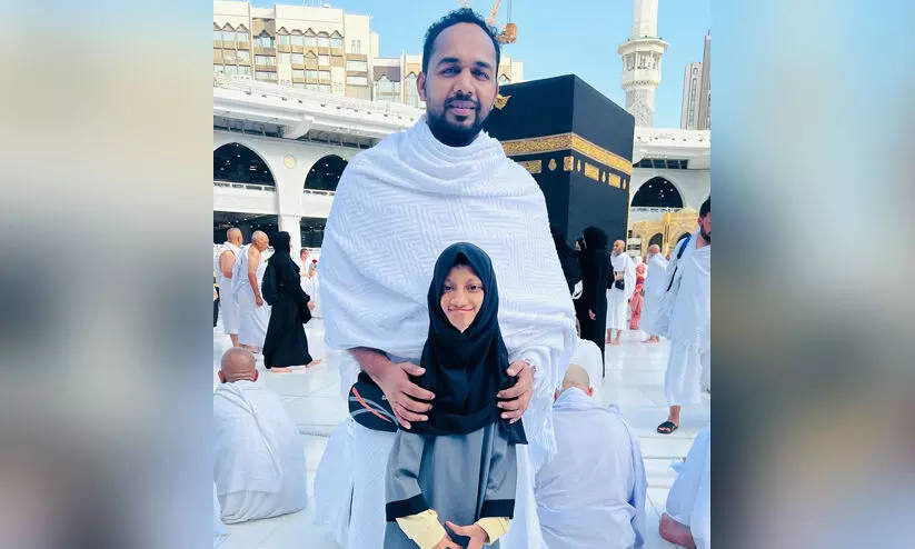 ഹന്ന മോളോടൊപ്പം പുണ്യഭൂമിയിൽ സലീം കോടത്തൂർ ഹന്ന മോളോടൊപ്പം പുണ്യഭൂമിയിൽ സലീം കോടത്തൂർ