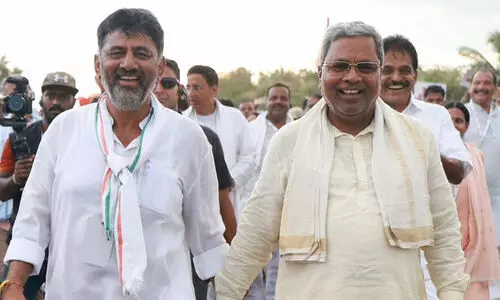 വെവ്വേറെ പ്രചാരണ ബസ്​ യാത്രയുമായി സിദ്ധരാമയ്യയും ശിവകുമാറും