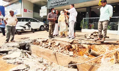 എടരിക്കോട്ട് കക്കൂസ് മാലിന്യമടക്കം  തള്ളുന്നത്  പൊതുനിരത്തിലേക്ക്; കെ​ട്ടി​ട​ത്തി​ലെ സ്ഥാ​പ​ന​ങ്ങ​ൾ   അ​ട​ച്ചു​പൂ​ട്ടാ​ൻ നി​ർ​ദേ​ശം