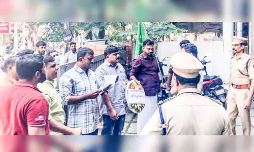 തൃ​ക്കാ​ക്ക​ര ന​ഗ​ര​സ​ഭ കെ​ട്ടി​ട​ത്തി​ലെ ചോർച്ചയെ ചൊല്ലി തർക്കം