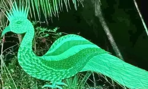 കുരുത്തോല കൊണ്ട് കിളിച്ചന്തമൊരുക്കി സുധി