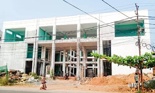 പണിതിട്ടും പണിതിട്ടും തീരാതെ ഷോപ്പിങ് കോംപ്ലക്സ്