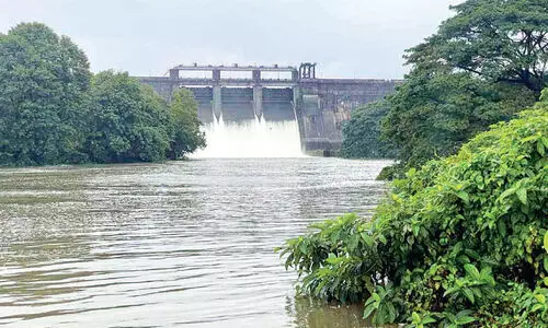 അ​ട​ച്ചി​ട്ടും ചോ​ർ​ച്ച നി​ൽ​ക്കാ​തെ കാ​ഞ്ഞി​ര​പ്പു​ഴ ഡാം