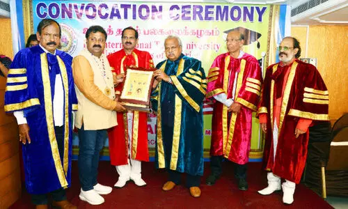 സി​ദ്ദീ​ഖ് ഹ​സ​ന് അ​വാ​ർ​ഡ് സ​മ്മാ​നി​ച്ചു