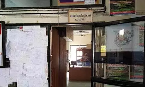 സേ​വ​നം ന​ല്‍കാ​തെ മ​ട​ക്കി​വി​ടു​ന്ന​താ​യി പ​രാ​തി