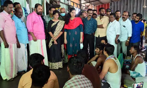 ലേബർ ക്യാമ്പുകളിൽ പരിശോധന നടത്താൻ ലേബർ കമീഷണർക്ക് മന്ത്രിയുടെ നിർദേശം