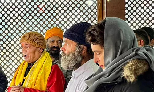 യാത്രക്കുശേഷം ദാൽ തടാകക്കരയിൽ ഉല്ലസിച്ച് രാഹുലും പ്രിയങ്കയും