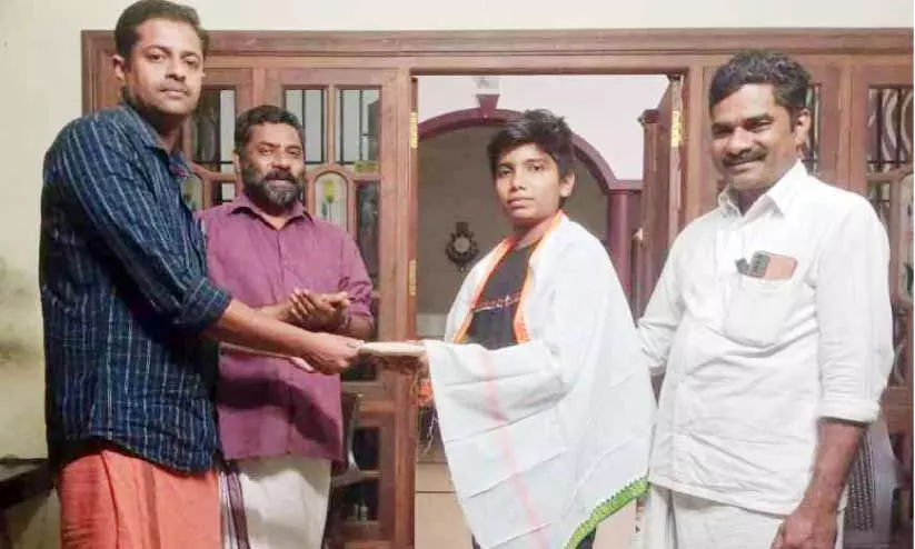 സ്വർണവും പണവുമടങ്ങിയ ബാഗ് ഉടമക്ക് നൽകി വിദ്യാർഥി മാതൃകയായി