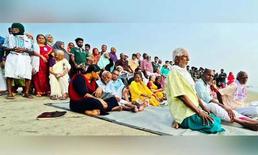 തുഴ മുറിഞ്ഞവരുടെ കടൽക്കാഴ്ചാ യാത്ര തുഴ മുറിഞ്ഞവരുടെ കടൽക്കാഴ്ചാ യാത്ര