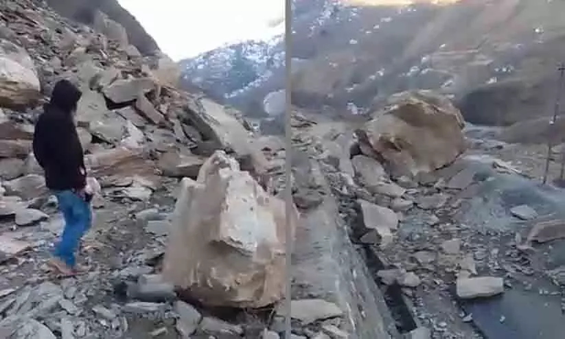 ജമ്മു കശ്മീരിൽ ദേശീയപാതക്ക് സമീപം വൻ ഉരുൾപ്പൊട്ടൽ; ഗതാഗതം തടസ്സപ്പെട്ടു ജമ്മു കശ്മീരിൽ ദേശീയപാതക്ക് സമീപം വൻ ഉരുൾപ്പൊട്ടൽ; ഗതാഗതം തടസ്സപ്പെട്ടു