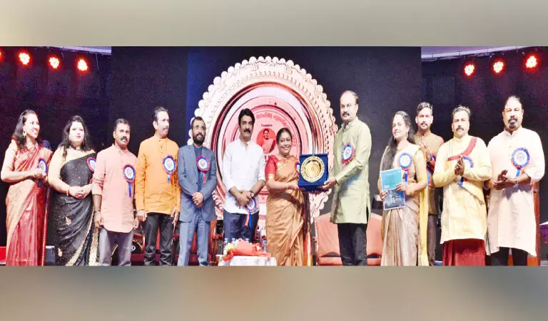 പ്ര​വാ​സ കൈ​ര​ളി സാ​ഹി​ത്യ പു​ര​സ്കാ​രം കെ.​ആ​ർ. മീ​ര​ക്ക്​ സ​മ്മാ​നി​ച്ചു