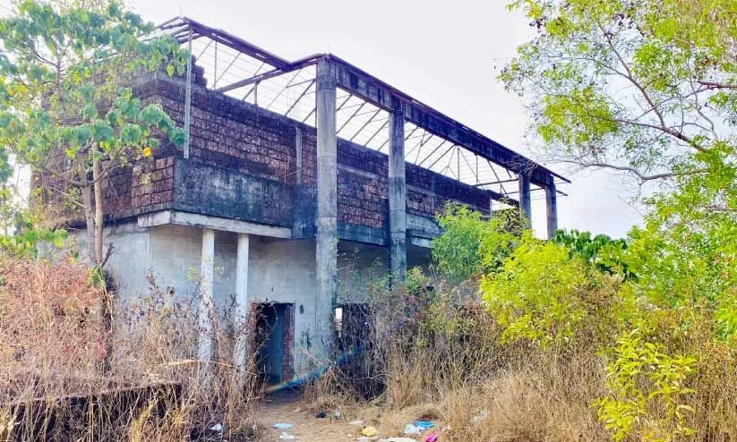 യക്ഷഗാന കലാകേന്ദ്രം പാതിവഴിയിൽ; കെട്ടിടം കാടുമൂടി നശിക്കുന്നു