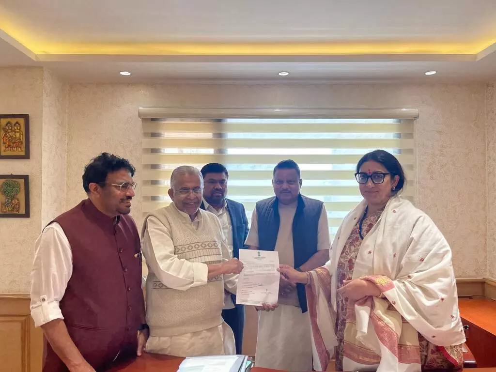 ഹജ്ജ് നടപടികൾ വൈകുന്നു; ലീഗ് എം.പിമാർ കേന്ദ്ര മന്ത്രിയെ കണ്ടു ഹജ്ജ് നടപടികൾ വൈകുന്നു; ലീഗ് എം.പിമാർ കേന്ദ്ര മന്ത്രിയെ കണ്ടു