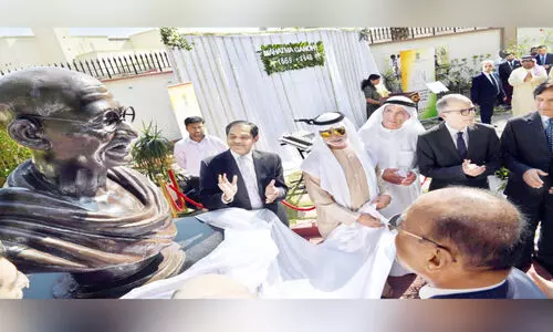 ദു​ബൈ കോ​ൺ​സു​ലേ​റ്റി​ൽ ഗാ​ന്ധി​പ്ര​തി​മ അ​നാ​ച്ഛാ​ദ​നം ചെ​യ്തു