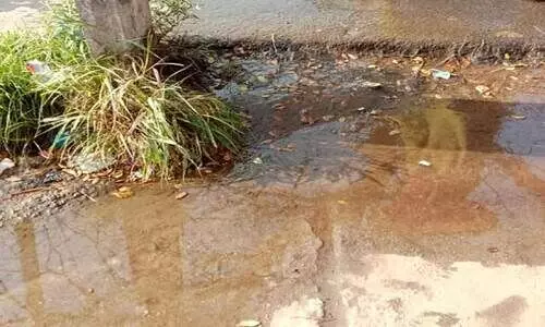 പൈപ്പ് പൊട്ടി കുടിവെള്ളം പാഴാകുന്നു പൈപ്പ് പൊട്ടി കുടിവെള്ളം പാഴാകുന്നു