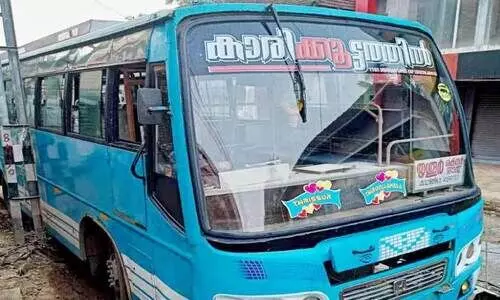 റോ​ഡി​ൽ കു​ടു​ങ്ങി​യ ബ​സ് നി​ർ​ത്തി​യി​ട്ട് ജീ​വ​ന​ക്കാ​ർ ക​ട​ന്നു