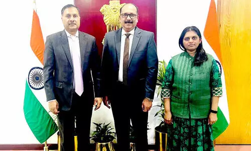 ര​മേ​ശ് ആ​ന​ന്ദ​ദാ​സ് അം​ബാ​സ​ഡ​റു​മാ​യി കൂ​ടി​ക്കാ​ഴ്ച ന​ട​ത്തി