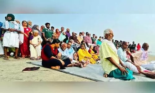 തുഴ മുറിഞ്ഞവരുടെ കടൽക്കാഴ്ചാ യാത്ര