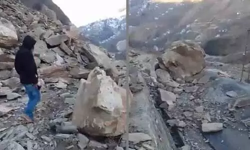 ജമ്മു കശ്മീരിൽ ദേശീയപാതക്ക് സമീപം വൻ ഉരുൾപ്പൊട്ടൽ; ഗതാഗതം തടസ്സപ്പെട്ടു ജമ്മു കശ്മീരിൽ ദേശീയപാതക്ക് സമീപം വൻ ഉരുൾപ്പൊട്ടൽ; ഗതാഗതം തടസ്സപ്പെട്ടു