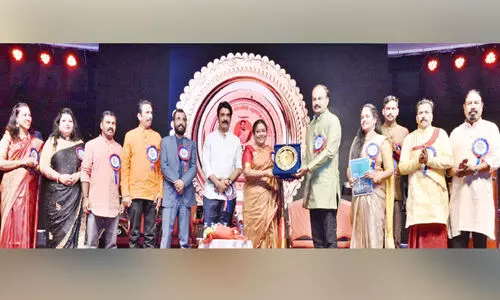 പ്ര​വാ​സ കൈ​ര​ളി സാ​ഹി​ത്യ പു​ര​സ്കാ​രം കെ.​ആ​ർ. മീ​ര​ക്ക്​ സ​മ്മാ​നി​ച്ചു