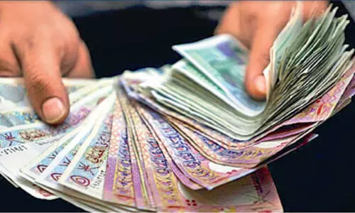 ശ​മ്പ​ളം വൈ​കി​പ്പി​ച്ചാ​ൽ 100 റി​യാ​ൽ പി​ഴ