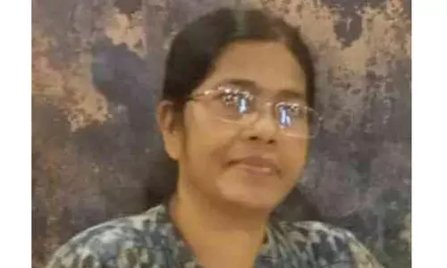 പിഴുതിട്ട മരം ദേഹത്തു വീണ് വീട്ടമ്മ മരിച്ചു; സഹോദരന് ഗുരുതര പരിക്ക്