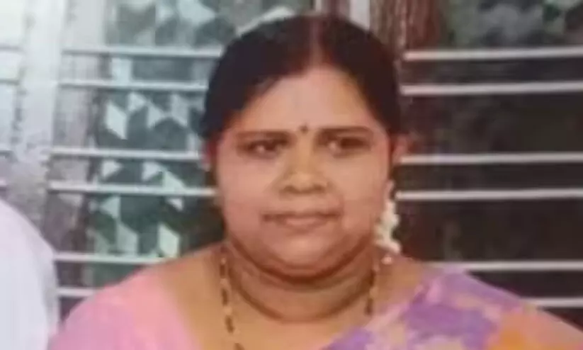 മധ്യവയസ്ക വീട്ടിലേക്കുള്ള വഴിയിലെ റബര്‍ മരത്തിൽ തൂങ്ങിമരിച്ച നിലയിൽ; ദുരൂഹതയെന്ന് കുടുംബം