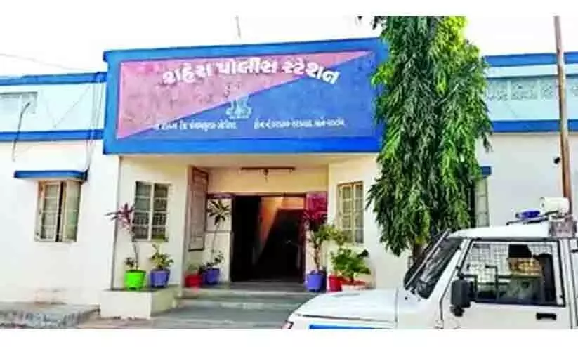 ഗുജറാത്തിൽ ഒ.ബി.സി ജാതിയിൽപെട്ട വരൻ കുതിരപ്പുറത്തെത്തി; കല്ലെറിഞ്ഞ് മേൽജാതിക്കാർ ഗുജറാത്തിൽ ഒ.ബി.സി ജാതിയിൽപെട്ട വരൻ കുതിരപ്പുറത്തെത്തി; കല്ലെറിഞ്ഞ് മേൽജാതിക്കാർ