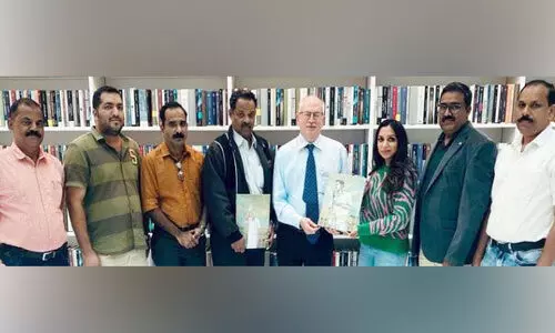 ഉ​മ്മ​ൻ ചാ​ണ്ടി​യു​ടെ ‘ഇ​തി​ഹാ​സം’ മു​ഹ​മ്മ​ദ് ബി​ൻ റാ​ശി​ദ് ലൈ​ബ്ര​റി​ക്ക് സ​മ്മാ​നി​ച്ചു