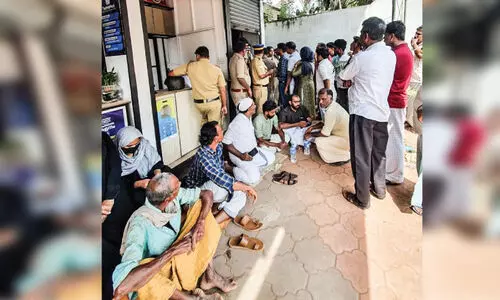 അനധികൃത കെട്ടിടത്തിലെ മൊബൈല്‍   ടവര്‍ നിര്‍മാണം നാട്ടുകാര്‍ വീണ്ടും തടഞ്ഞു