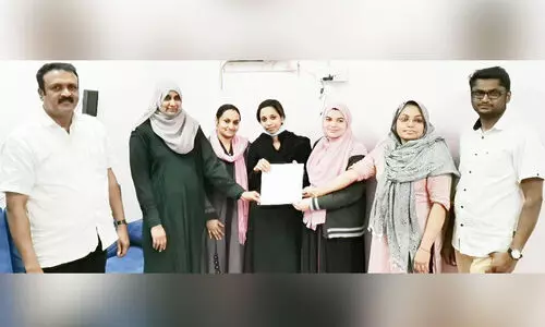 ജോ​ലി​യും ശ​മ്പ​ള​വു​മി​ല്ലാ​തെ വ​ല​ഞ്ഞ മ​ല​യാ​ളി യു​വ​തി നാ​ട​ണ​ഞ്ഞു