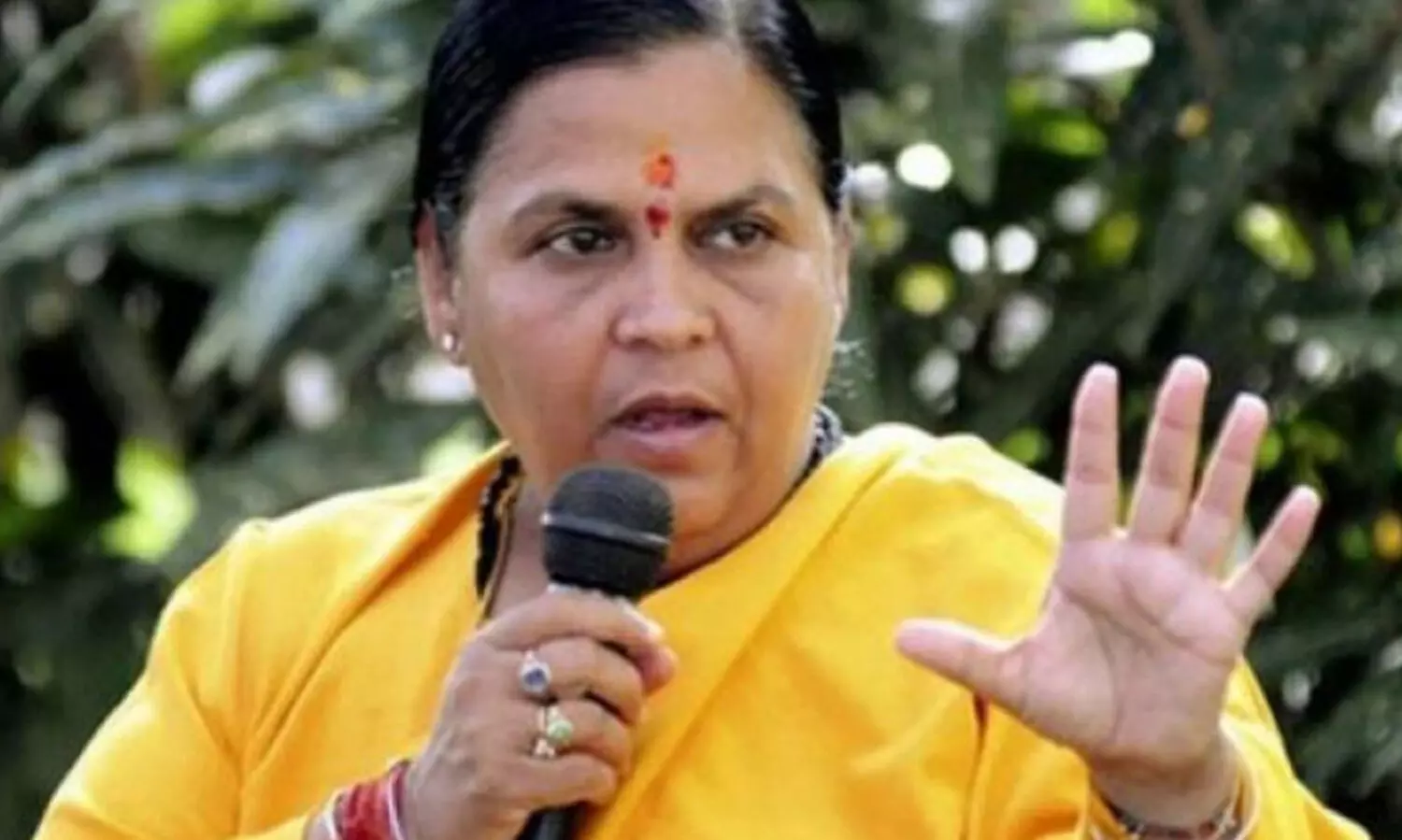 ‘മദ്യമല്ല, പാൽ കുടിക്കൂ’; ബാറിന് മുന്നിൽ പശുക്കളെ കെട്ടിയിട്ട് ഉമാ ഭാരതി