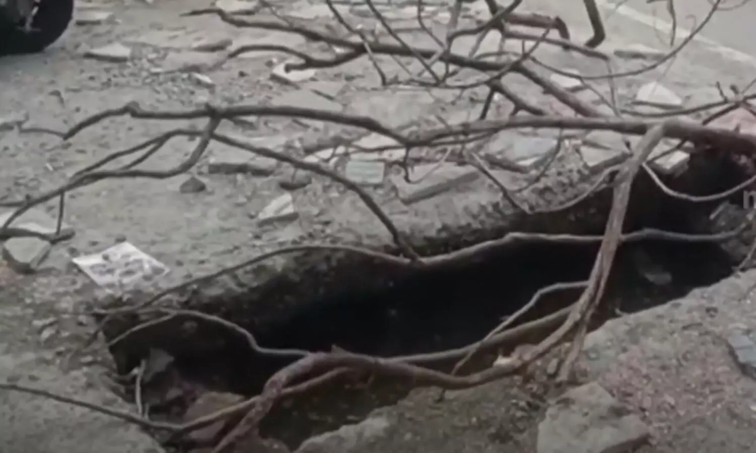 നടക്കുന്നതിനിടെ സ്ലാബ് പൊട്ടിവീണ് അമ്മക്കും കുഞ്ഞിനും പരിക്ക്