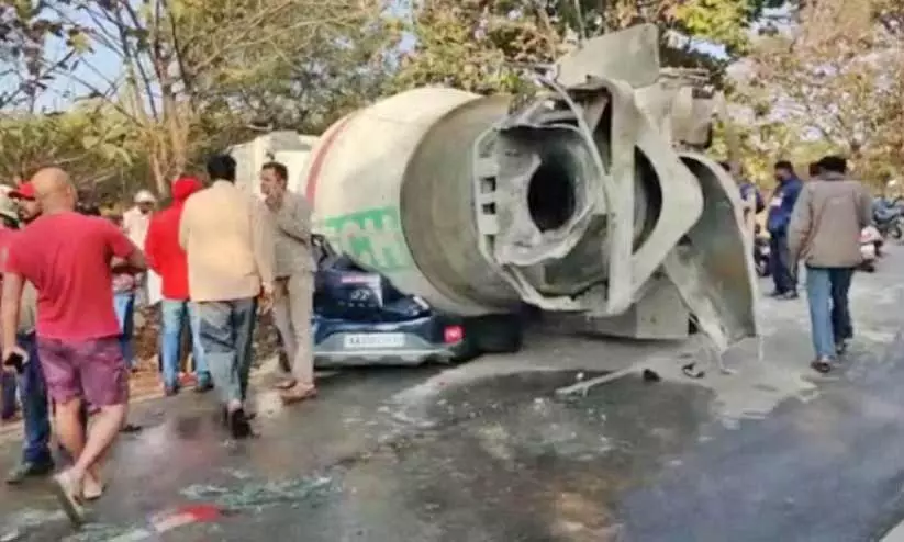 ട്രക്കിനുള്ളിലേക്ക് കാർ ഇടിച്ചുകയറി അമ്മയും മകളും മരിച്ചു ട്രക്കിനുള്ളിലേക്ക് കാർ ഇടിച്ചുകയറി അമ്മയും മകളും മരിച്ചു