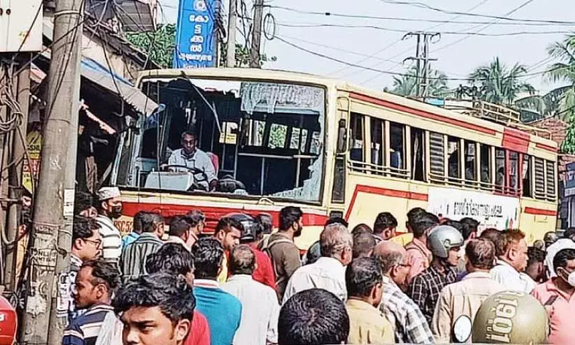 കെ.എസ്.ആർ.ടി.സി കടയിലേക്ക് പാഞ്ഞുകയറി; അഞ്ചുപേർക്ക് പരിക്ക് കെ.എസ്.ആർ.ടി.സി കടയിലേക്ക് പാഞ്ഞുകയറി; അഞ്ചുപേർക്ക് പരിക്ക്