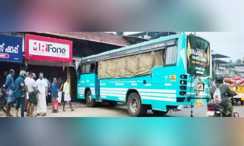 ബസ് കടയിലേക്ക് ഇടിച്ചുകയറി; നിർത്തിയിട്ട സ്കൂട്ടറും തകർന്നു