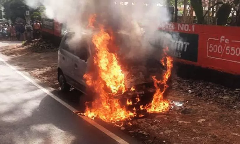 ഇന്നും ഓടുന്ന കാറിന് തീ പിടിച്ചു, യാത്രക്കാരന്‍ അത്ഭുതകരമായി രക്ഷപ്പെട്ടു; അപകടം വെഞ്ഞാറമൂട്ടിൽ
