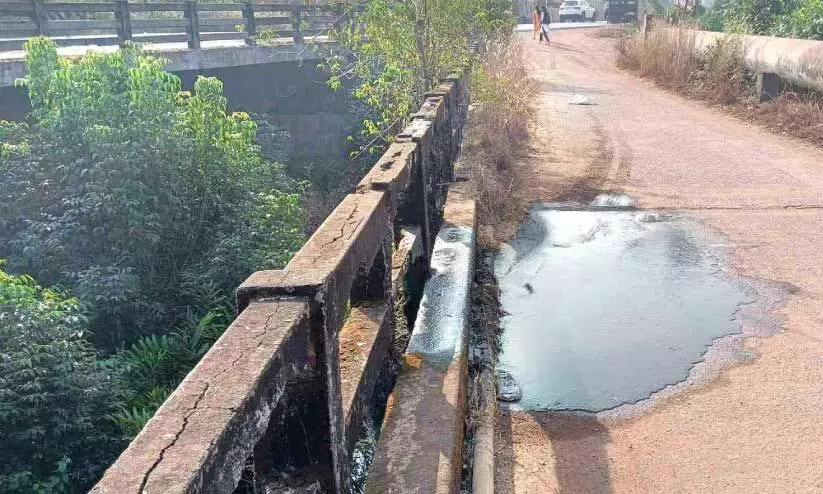 കുറ്റിക്കോൽ പാലത്തിന് മുകളിൽ കക്കൂസ് മാലിന്യം തള്ളി