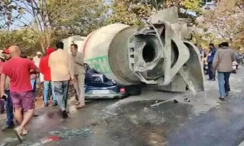 ട്രക്കിനുള്ളിലേക്ക്​ കാർ ഇടിച്ചുകയറി അമ്മയും മകളും മരിച്ചു