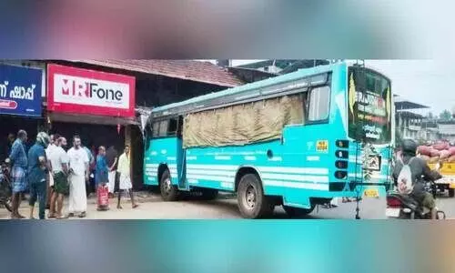 ബസ് കടയിലേക്ക് ഇടിച്ചുകയറി; നിർത്തിയിട്ട സ്കൂട്ടറും തകർന്നു