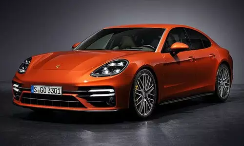 വമ്പിച്ച ആദായ വിൽപന! 1.21 കോടിയുടെ പോർഷെ കാറിന് വെറും 14.78 ലക്ഷം രൂപ; വാങ്ങാൻ കുതിച്ചെത്തിയത് നൂറുകണക്കിനാളുകൾ, അമളി പിണഞ്ഞ് ഡീലർ